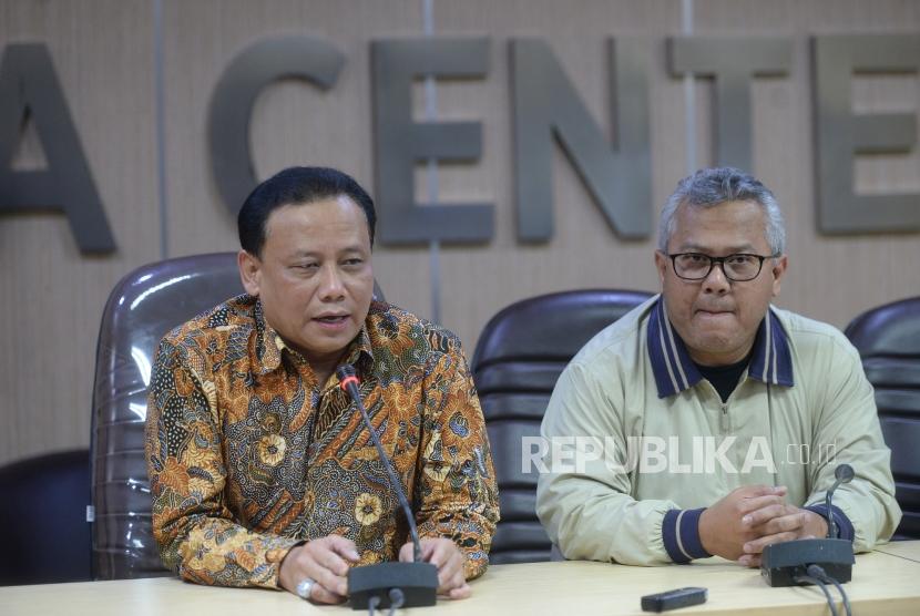 Kasus Pemilihan Luar Negeri. Ketua Bawaslu Abhan (kiri) bersama Ketua KPU Arief Budiman menggelar konferensi pers bersama di Gedung Bawaslu, Jakarta, Kamis (11/4/2019).
