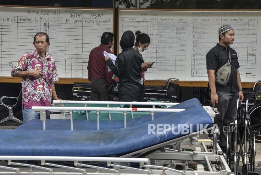 Korban Kerusuhan di Rawat di RSUD Tarakan. Sejumlah petugas rumah sakit mencatat korban kerusuhan yang mendapat perawatan di RSUD Tarakan,Jakarta Pusat, Selasa (22/5).