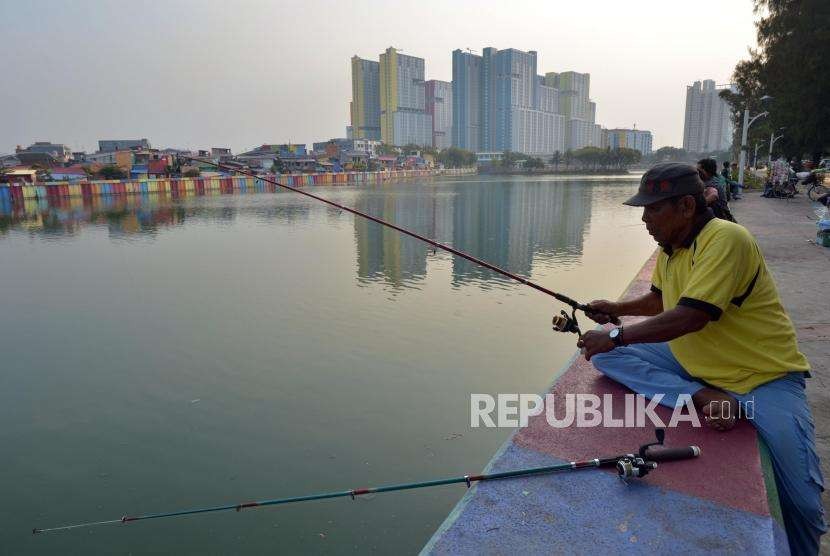 Jakarta Perlu Perbanyak Resapan Air Tanggulangi Banjir. Warga saat memancing di kawasan Danau Sunter, Jakarta Utara.