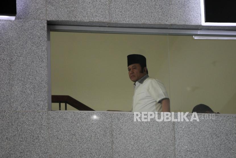 Bupati Lampung Selatan Zainudin Hasan dibawa petugas untuk menjalani pemeriksaan saat tiba di gedung KPK, Jakarta, Jumat (27/7).