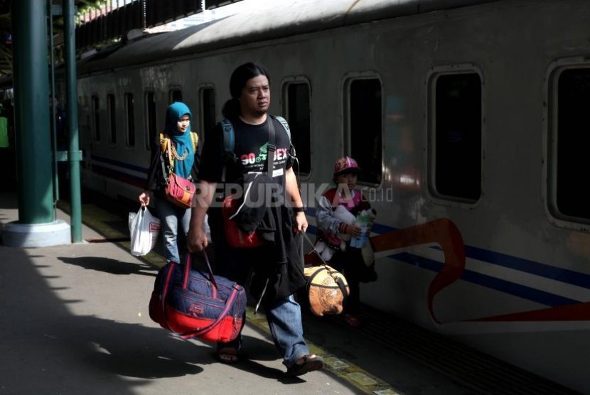 Sejumlah calon pemudik menanti kedatangan kereta di Stasiun Gambir, Jakarta, Rabu (21/6). Humas Stasiun Gambir mencatat, jumlah pemudik dari Satasiun Gambir pada hari keempat jelang Lebaran mencapai 15.459 penumpang.
