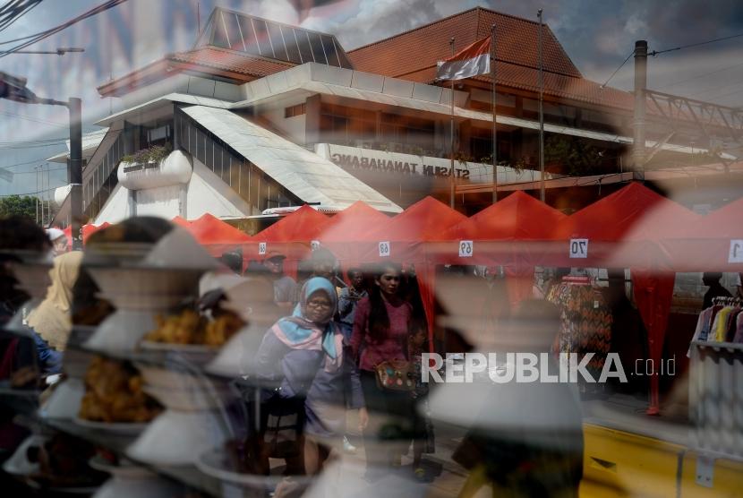 Pejalan kaki melintas di antara tenda yang akan di gunakan pedagang ketika dilakukanya penutupan Jalan Jatibaru di Kawasan Tanah Abang, Jakarta, Jumat (22/12).