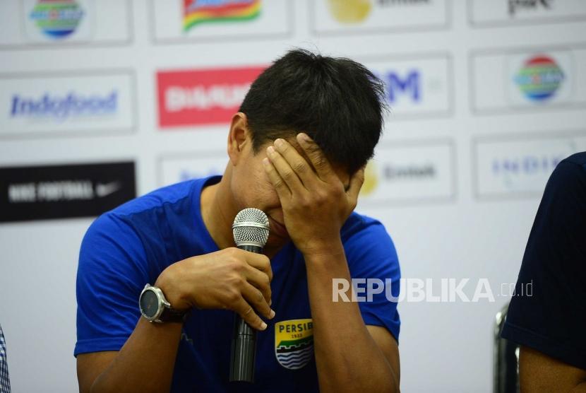 Ekspresi Bek Persib Bandung Ahmad Jufriyanto saat mengumumkan kepindahannya ke klub Malaysia di Stadion Gelora Bandung Lautan Api Bandung, Jumat (26/1).