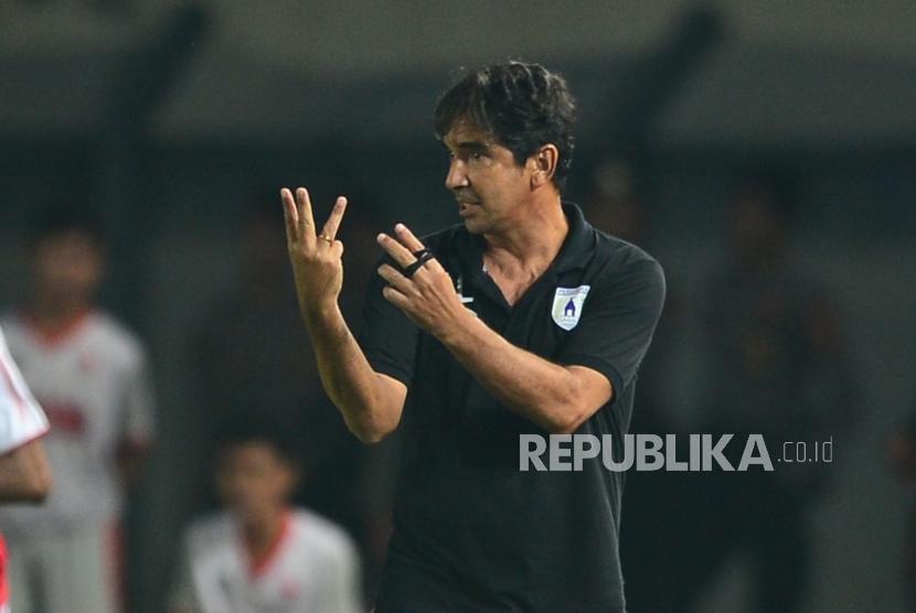 Pelatih Persipura Luciano Leandro memberikan instruksi kepada timnya pada laga Shopee Liga 1 2019 di Stadion Si Jalak Harupat, Soreang, Sabtu (18/5).