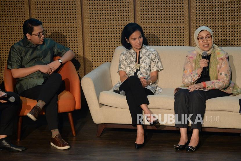 (dari kiri) Pendiri Ruangguru Iman Usman bersama Presiden Direktur Persada Capital Investama Arini Subianto dan Ketua Umum Adaro Foundation Okty Damayanti memberikan keterangan kepada wartawan di Jakarta, Senin (19/8).