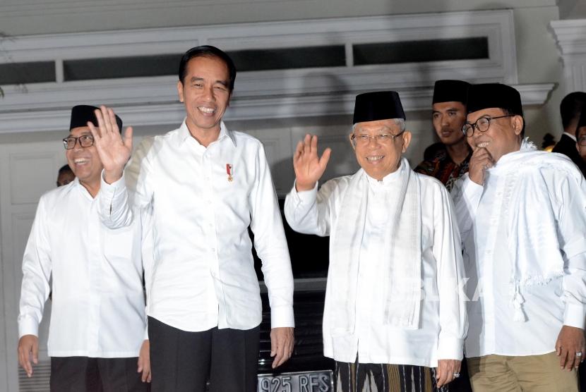 Jokowi dan Ma'ruf di Situbondo. Calon Presiden Joko Widodo (kiri) bersama Calon Wakil Presiden Ma'ruf Amin (kanan) nomor urut 1 menyapa awak media saat datang di Jalan Situbondo, Menteng, Jakarta Pusat, Kamis (27/6).