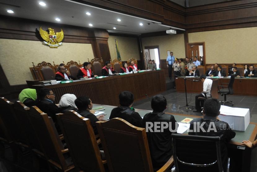 Terdakwa kasus dugaan korupsi KTP elektronik Setya Novanto duduk  tertunduk di ruangan pada sidang perdana  di gedung Pengadilan Tipikor Jakarta, Rabu (13/12).