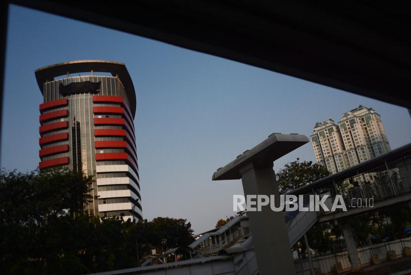 Kain hitam menutupi lambang kpk sebagai bentuk aksi terhadap revisi UU KPK di Gedung Merah Putih, Jakarta, Ahad (8/9/2019).