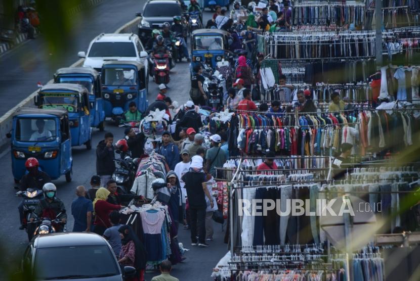 Pedagang Kaki Lima (PKL) berjualan ruas jalan di kawasan Pasar Senen, Jakarta, Selasa (10/9/2019).