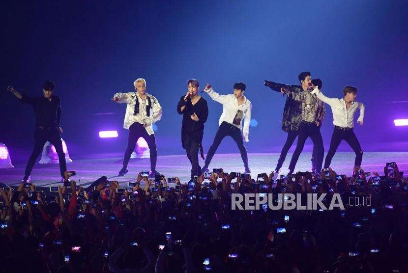 Grup K-pop iKON akan tampil dalam konser yang diberi nama 2023 iKON World Tour Take Off in Jakarta yang dijadwalkan akan berlangsung pada 19 November 2023 di Tennis Indoor Senayan, Jakarta.