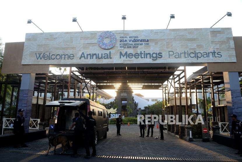 Persiapan Pertemuan IMF. Aparat kepolisian verjaga di gerbang tempat pertemuan IMF-World Bank 2018 di Nusa Dua, Bali, Ahad (7/10).