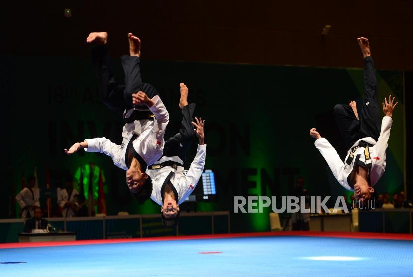 Tim putra atlet Poomsae Taekwondo Indonesia sedang memperlihatkan gerakan-gerakan poomsae pada babak final poomsae beregu di event Invitation Torunament Asian Games 18 di Jakarta, Sabtu (10/2).
