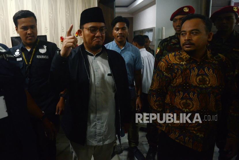 Mantan Ketua Umum PP Pemuda Muhammadiyah Dahnil Anzar Simanjuntak bersiap menjalani pemeriksaan di  Dit Reskrimsus Polda Metro Jaya, Jakarta, Kamis (7/2).