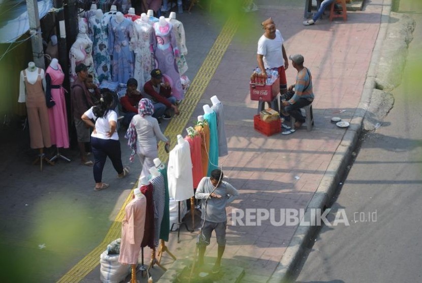 Pedagang Kaki Lima. Pedagang nekat berjualan menggunakan trotoar di sekitaran Jalan Jati Baru Raya kawasan Statsun Kereta Tanah Abang, Jakarta.