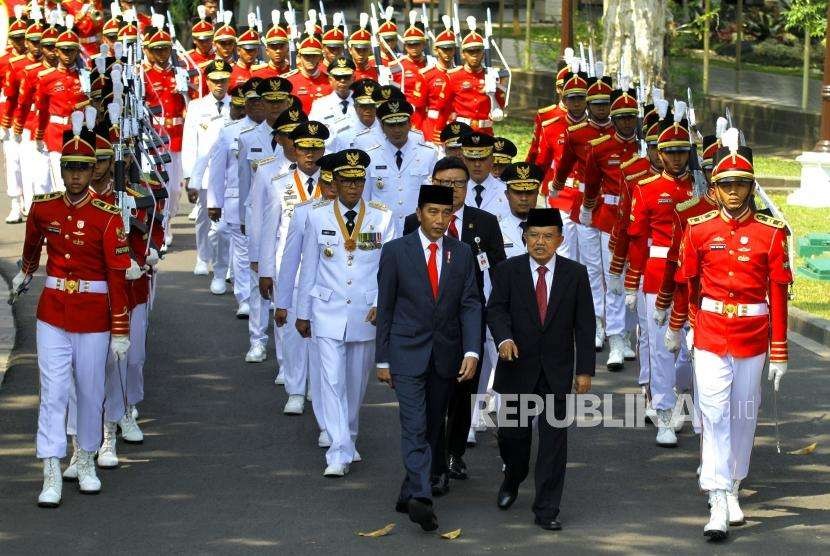President Joko Widodo along with Vice President Jusuf Kalla, nine pairs of governors-elect and deputy governors-elect march ahead of inauguration event at State Palace, Jakarta, Wednesday (Sept 5).