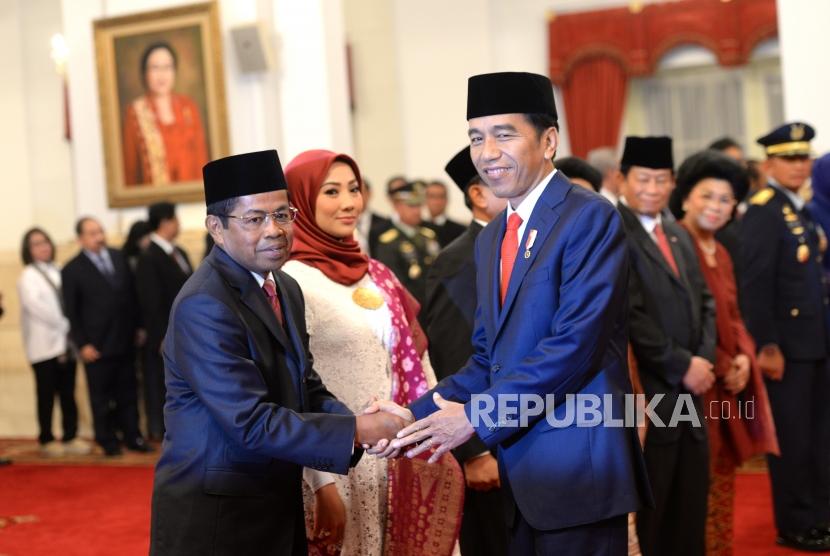 Pelantikan Menteri dan KASAU. Presiden Joko Widodo memberikan ucapan selamat kepada Menteri Sosial Idrus Marham usai pelantikan di Istana Negara, Jakarta, Rabu (17/1).