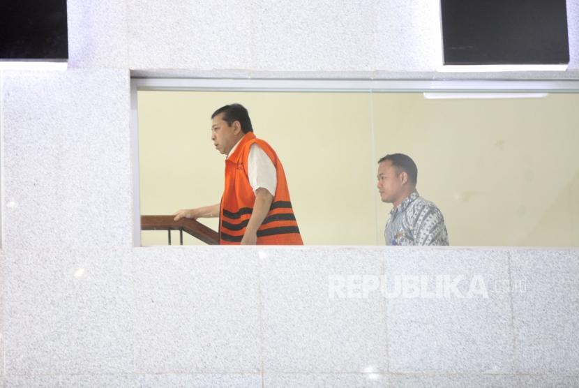 Tersangka kasus korupsi KTP Elektronik Setya Novanto (kiri) berjalan untuk menjalani pemeriksaan di gedung KPK, Jakarta, Jumat (24/11).