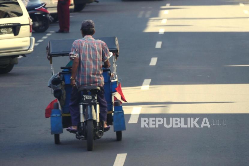 BECAK TASIKMALAYA. Pengemudi becak motor (bentor) melintasi kawasan Kota Tasikmalaya, Kamis (21/3).