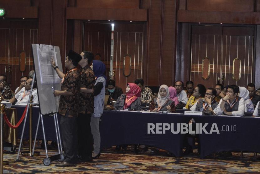 Suasana rapat pleno terbuka rekapitulasi dan penetapan hasil penghitungan perolehan suara pemilu 2019 tingkat Provinsi di Hotel Bidakara, Jakarta Pusat, Kamis (9/5).