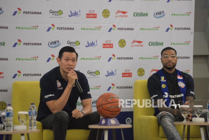 Pelatih Satria Muda Pertamina Youbel Sondakh (kiri) didampingi Pemain baru Satria Muda Pertamina Jamarr Andre Johnson pada acara pengenalan roster baru dan peluncuran alternatif jersey di Jakarta, Ahad (7/1).