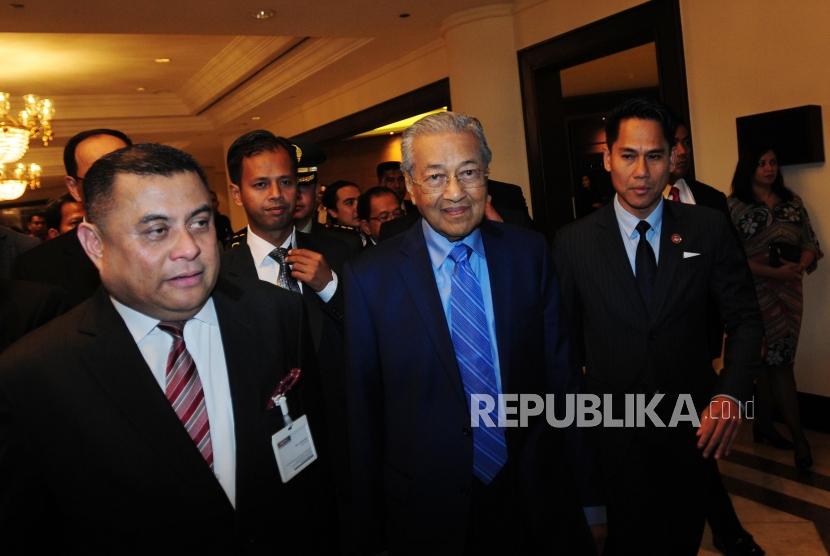 Perdana Menteri Malaysia Mahathir Mohamad (tengah) didampingi Excecutive Indonesia - Malaysia Business Council (IMBC) Chairul Anhar (kiri) berjalan sebelum melakukan pertemuan di Hotel Grand Hyatt, Jakarta, Jumat (29/8).