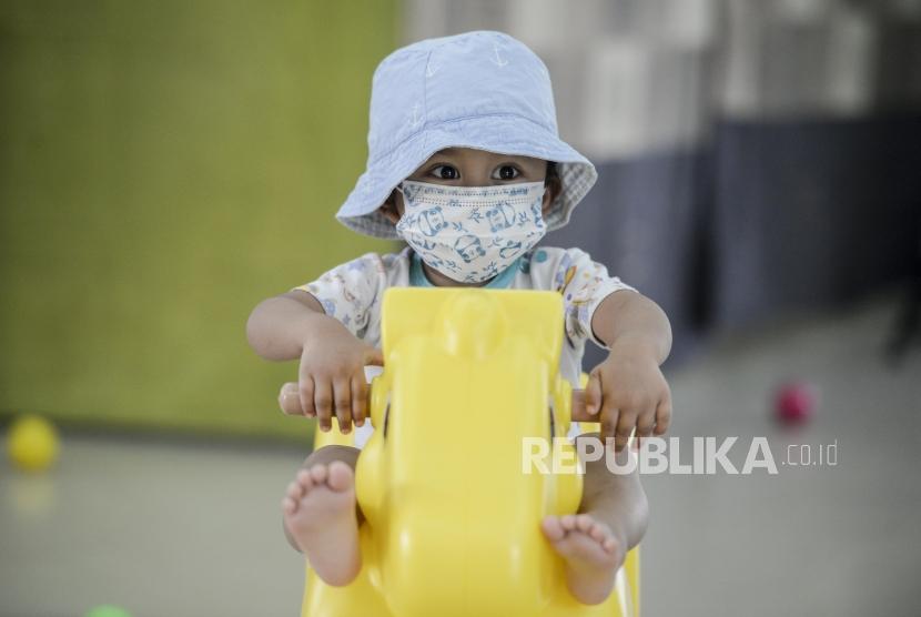 Seorang anak bermain di posko kesehatan Balai Rehabilitasi Sosial Anak Memerlukan Perlindungan Khusus Kementerian Sosial, Pekanbaru, Riau, Kamis (19/9).