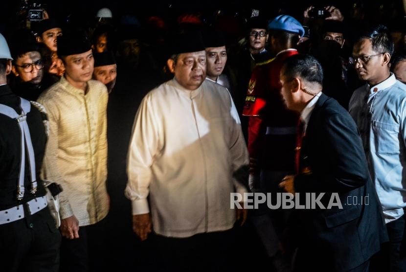 Peti Jenazah Ani Yudhoyono. Presiden RI Susilo Bambang Yudhoyono bersama anak-anaknya mendarat di Lanud Halim Perdana Kusuma, Jakarta Timur, Sabtu (1/6).