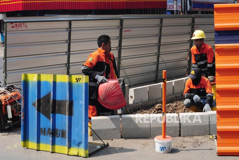 Renovasi Trotoar Cikini. Sejumlah petugas Dinas Bina Marga DKI Jakarta melakukan pengerjaan revitalisasi trotoar di Jalan Cikini, Jakarta Pusat, Senin (1/7).