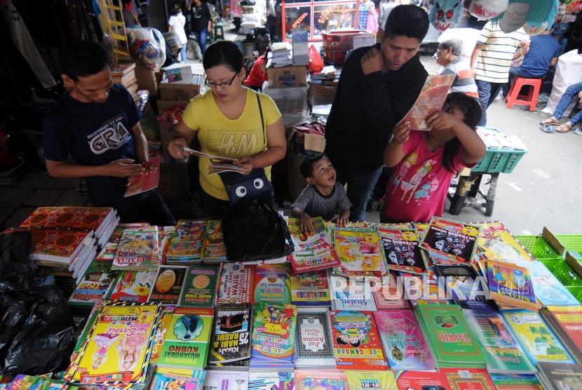 Sejumlah warga mencari buku pelajaran di Pasar Asemka, Tamansari, Jakarta Barat, Ahad (7/1).