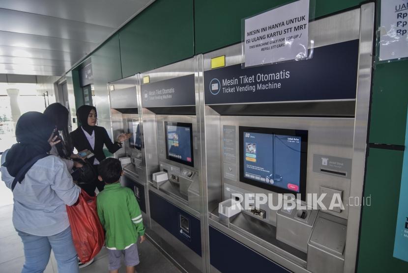 Sejumlah masyarakat membeli tiket MRT (Mass Rapid Transit)  di stasiun Lebak Bulus, Jakarta Selatan, Senin (13/5).
