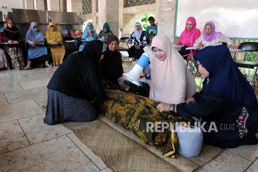 Sejumlah jamaah perempuan mengikuti pelatihan mengurus jenazah di Masjid Istiqlal, Jakarta, Ahad (25/3).