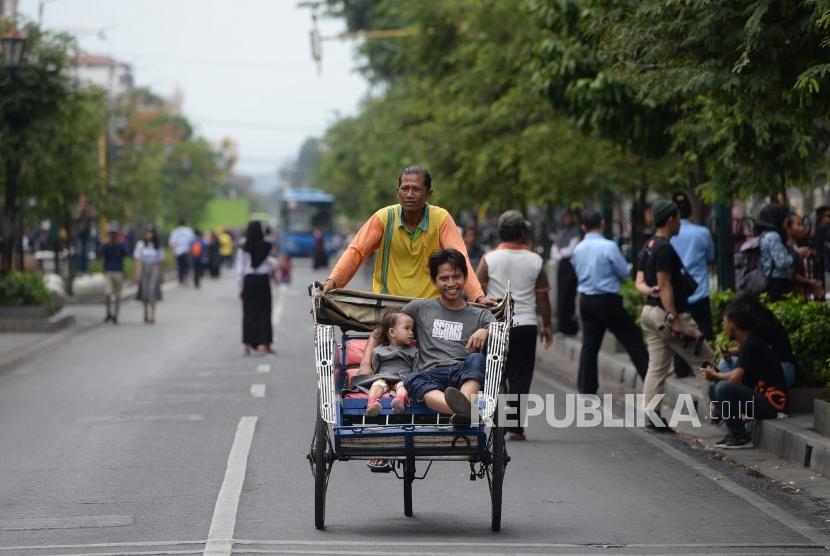 Ujicoba Semi Pedestrian Malioboro. Warga menikmati suasana hari bebas kendaraan bermotor saat uji coba semi pedestrian Malioboro di Yogyakarta, Selasa (27/8/2019).