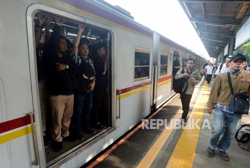 Sejumlah penumpang menaiki KRL Commuter Line di Stasiun Duren Kalibata, Jakarta.