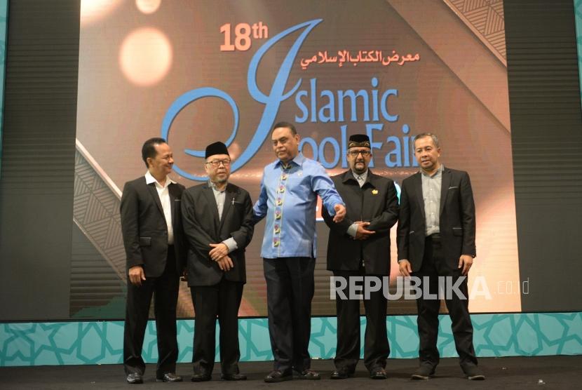 Pembukaan Islamic Book Fair 2019. Menpan RB Syafruddin (tengah) bersama Ketua Pertimbangan IBF Didin Hafiduddin (kedua kiri) dan Ketua Panitia IBF 2019 Anies Baswedan (kedua kanan) berforo usai membuka Islamic Book Fair ke-18 di Balai Sidang Jakarta, Rabu (27/2/2019).