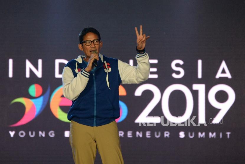Pengusaha yang juga Calon Wakil Presiden No Urut 02 Sandiaga Uno menyampaikan pidatonya pada acara Indonesia Young Entrepreneur Summit (YES) 2019 di Istora Senayan, Jakarta, Rabu (10/4).
