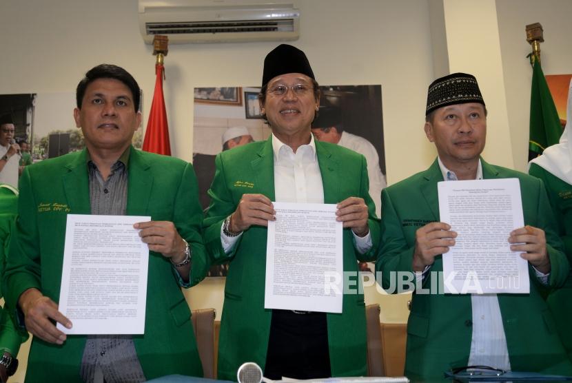 Ketua Umum DPP PPP Djan Faridz bersama pengurus partai usai memberikan keterangan tentang putusan MK terkait membolehkannya pencantuman kepercayaan pada kolom agama di KartuTanda Penduduk (KTP) di kantor DPP PPP Jalan Diponegoro, Selasa (14/11).