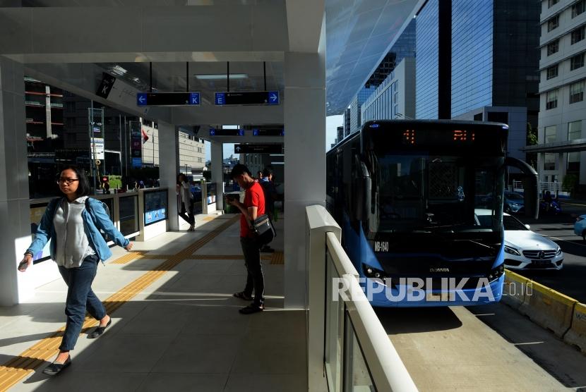 Bus Transjakarta menunggu penumpang di Halte Bundaran HI, Jakarta, Senin (25/3).