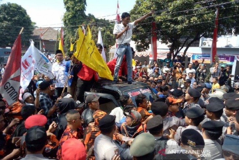 Unjuk Rasa PKL Warnai Pelantikan Anggota DPRD Garut