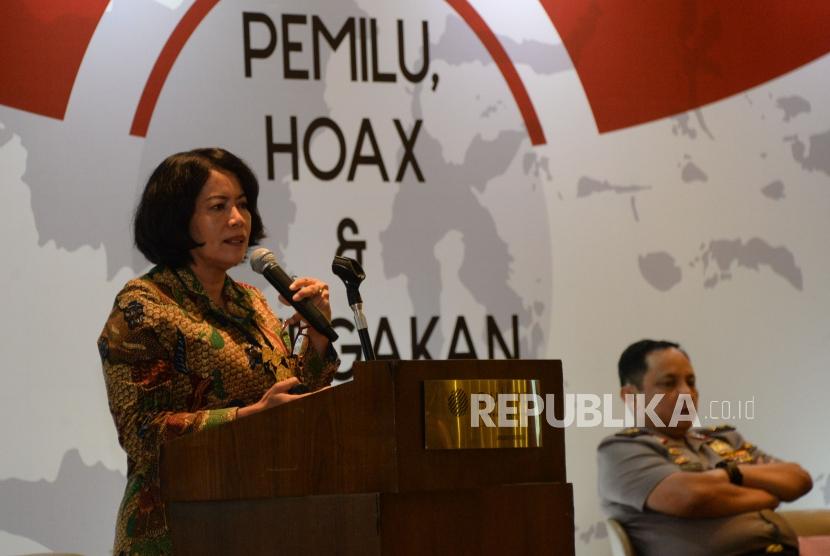 Dirjen Informasi dan Komunikasi Publik Kemenkominfo Rosarita Niken Widiastuti memberikan penjelasan dalam diskusi publik di Jakarta, Selasa (15/1).