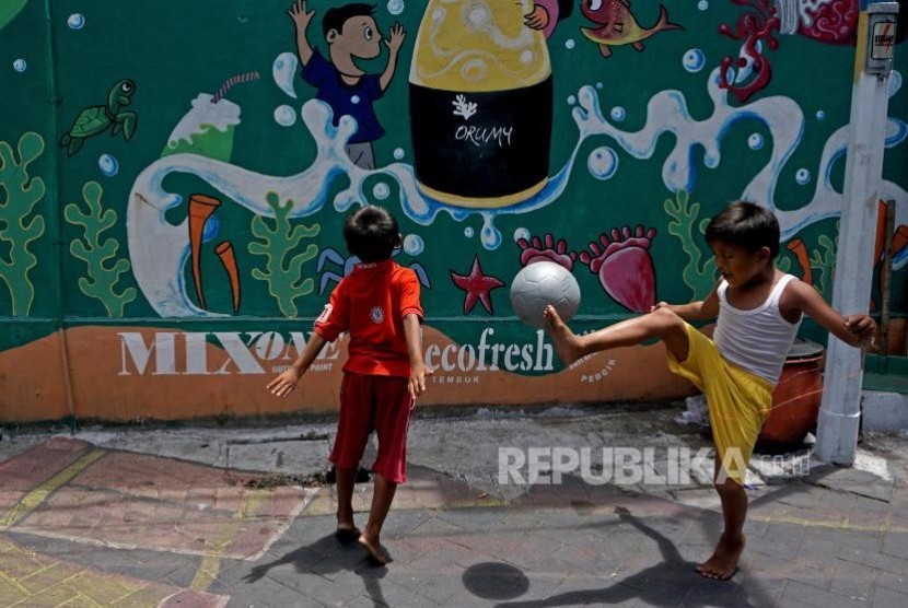 Sorang anak bermain di sekitar kawasan eks lokalisasi Dolly, Surabaya, Jawa Timur. Sejumlah anak yang tinggal di eks Dolly, Surabaya kesulitan dapat akta kelahiran.