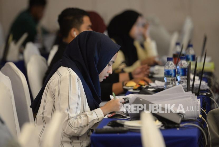 Relawan mengentri data dan pindai form C1 hitung cepat berbasis aplikasi Sistem Informasi Penghitungan Suara (SITUNG) Pemilu tahun 2019 KPU Se-Provinsi DKI Jakarta, Sabtu, (20/4).