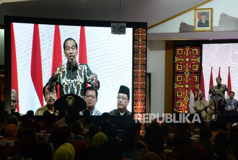 Presiden Joko Widodo menyampaikan sambutan pada acara pembukaan Rembuk Nasional Pendidikan dan Kebudayaan (RNPK) 2019 di Pusdiklat Kemendikbud, Depok, Jawa Barat,Selasa (12/2).
