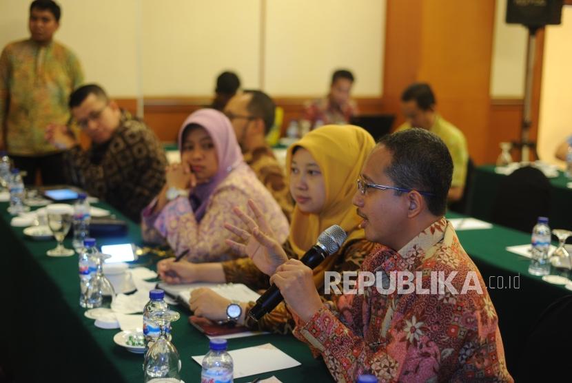 Bertanya. Peserta sedang  bertanya materi dalam FGD  investasi keuangan haji  di perbankan syariah era BPKH, Jakarta, Selasa(28/11).