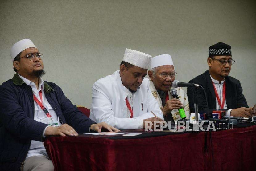 Ketua Stering Committe (SC) Ijtima’ Ulama dan Tokoh Nasional, KH. Abdul Rasyid Abdullah Syafii (ketika kiri) memberikan keterangan kepada media dalam Ijtima Ulama ke II di Jakarta, Ahad (16/9).
