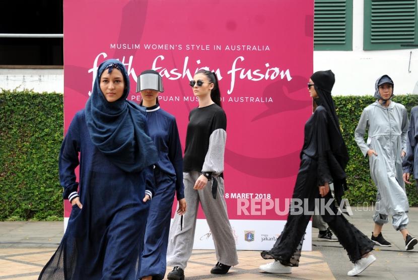Sejumlah model melakukan peragaan busana pada pembukaan Pameran Faith Fashion Fusion: Gaya Perempuan Muslim di Australia di Museum Fatahilah, Jakarta, Kamis (1/3).