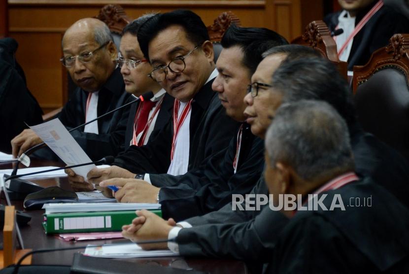 Ketua Tim Hukum Joko Widodo-Ma'ruf Amin, Yusril Ihza Mahendra saat mengikuti sidang lanjutan Perselisihan Hasil Pemilihan Umum (PHPU) Pemilihan Presiden (Pilpres) 2019 di Gedung Mahkamah Konstitusi, Jakarta, Selasa (18/6).