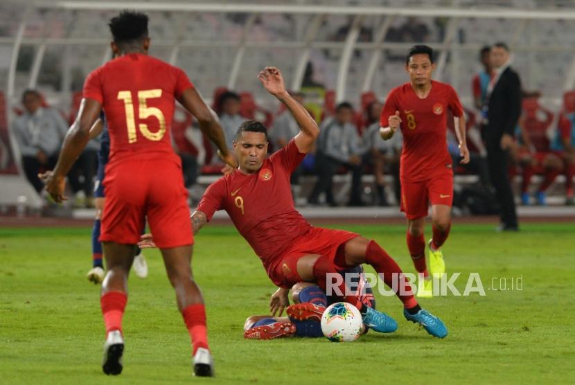 Pemain timnas Indonesia Alberto Goncalves berebut bola dengan pemain timnas Thailand dalam pertandingan Kualifikasi babak kedua Piala Dunia 2022 zona Asia di Stadion Gelora Bung Karno, Senayan, Jakarta, Selasa (10/9).