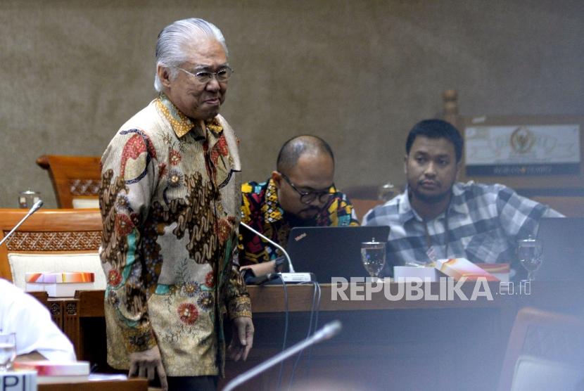 Menteri Perdagangan Enggartiasto Lukita bersiap menyampaikan pendapatnya dalam rapat kerja dengan Komisi VI DPR di Kompleks Parlemen, Senayan, Jakarta, Kamis (18/1).
