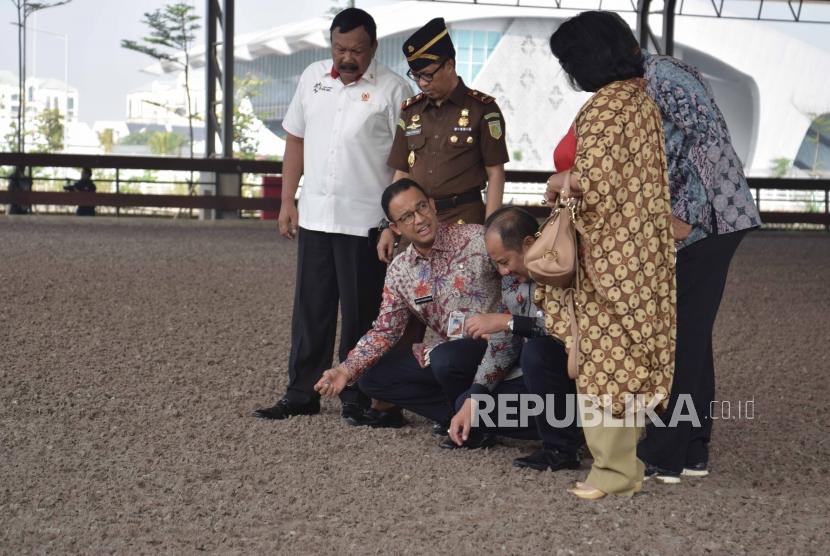 Gubernur DKI Jakarta, Anies Rasyid Baswedan  (tengah) saat  meninjau veneu pacuan kuda  saat peresmian Jakarta Internasional Equestrian Park Pulomas di Jakarta, Kamis (2/8).