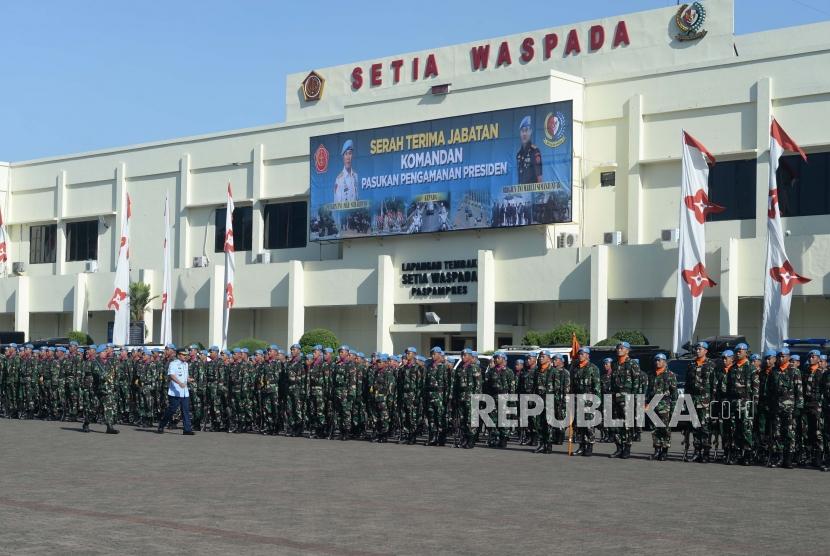 Panglima TNI Jenderal Marsekal Hadi Tjahjanto (kiri) mengecek pasukan uupacara saat  upacara sertijab  komandan pasukan pengamanan presiden di Markas Komando Pasukan Pengamanan Presiden, Jakarta, Rabu (19/12).